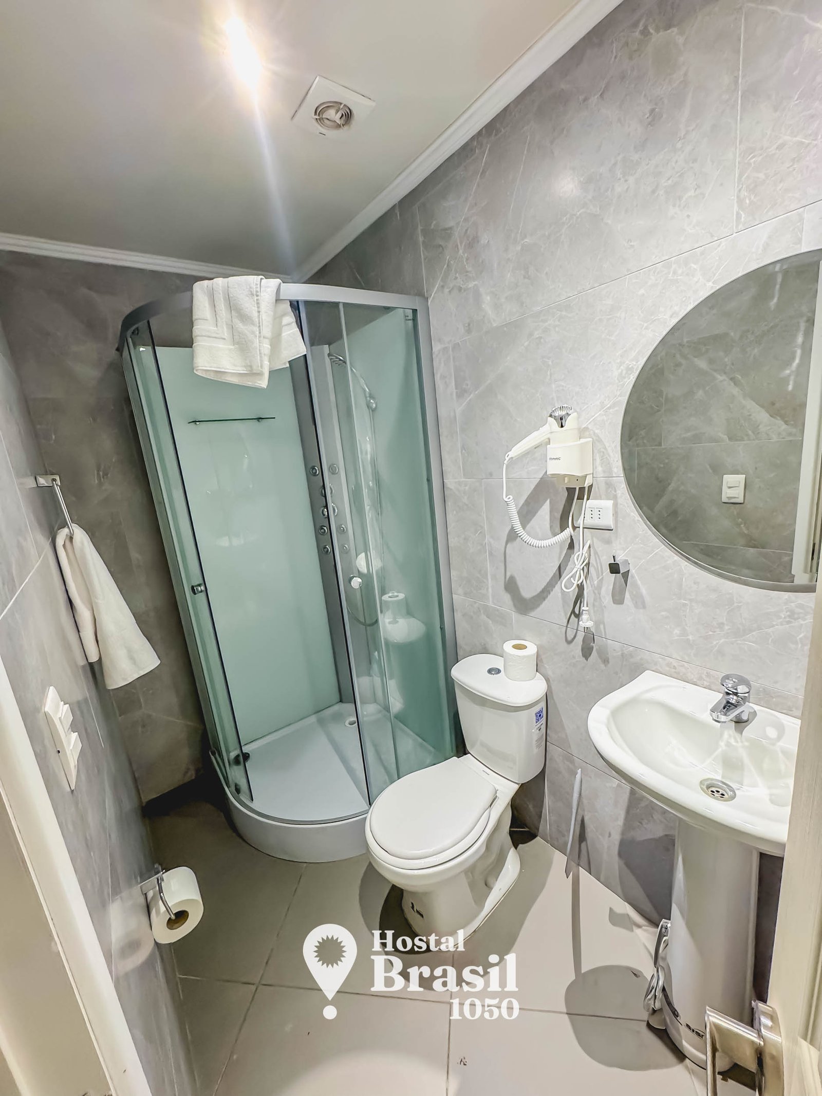 Baño moderno Hostal Brasil 1050