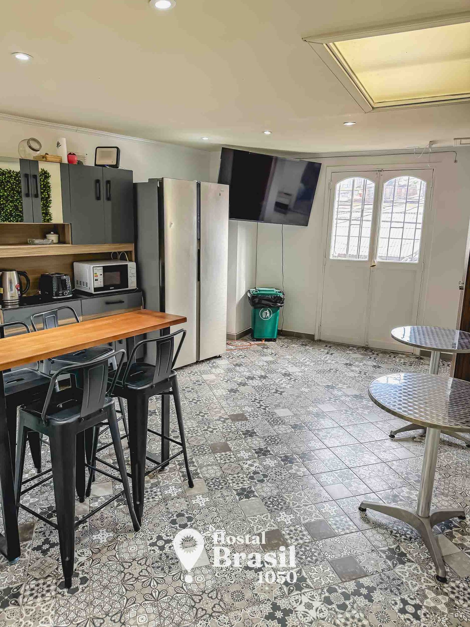 Cocina y área común Hostal Brasil 1050